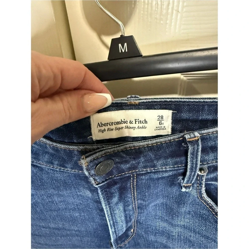 Abercrombie & Fitch Distressed Skinny Jeans Raw Hem Stretch Denim Size 28/6 - Picture 3 of 4